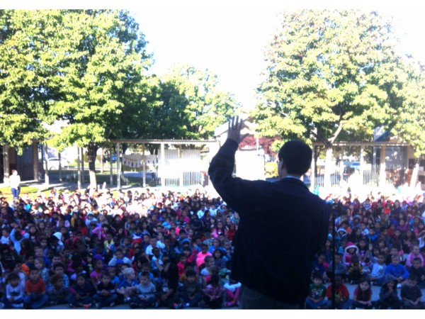 Assemblyman Dr. Richard Pan speaks to Natomas Park Elementary School students during Red Ribbon Week.