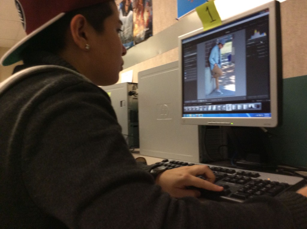 Natomas High students uses new computer to edit photographs. / Photo by Jeremiah McWright