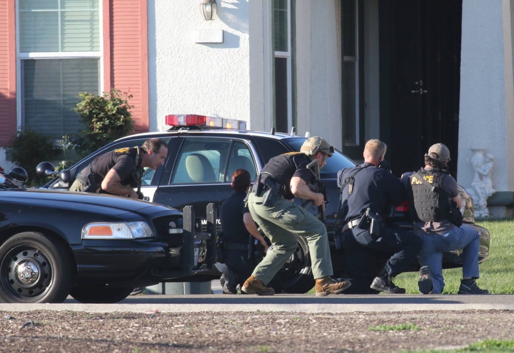 Officers surround Natomas home where suspect believed to be injured. / Photo by Nerina Fielding.