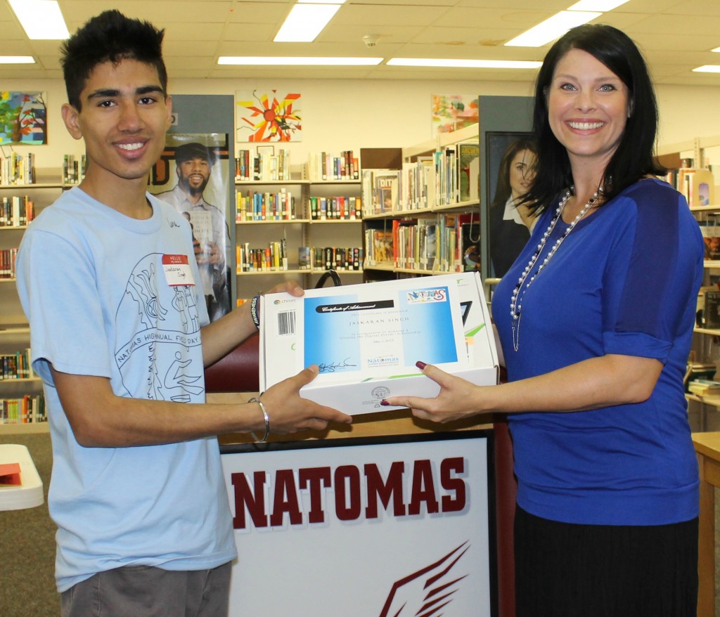 Natomas Unified trustee Lisa Kaplan awards Jaskaran Singh with a new Chromebook. / Photo: J. Sanders